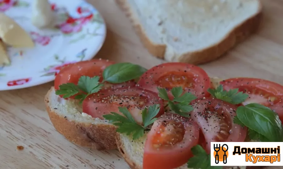 Бутерброд с чесноком и помидорами - фото крок 3