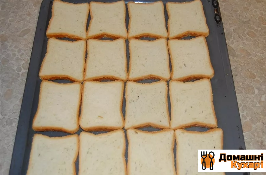 Бутерброди гарячі з ковбасою і сиром - фото крок 1
