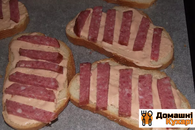 Бутерброди з ковбасою смажені - фото крок 2
