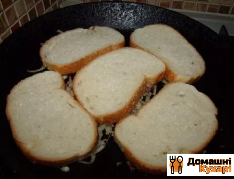 Бутерброди з ковбасою на сковороді - фото крок 3