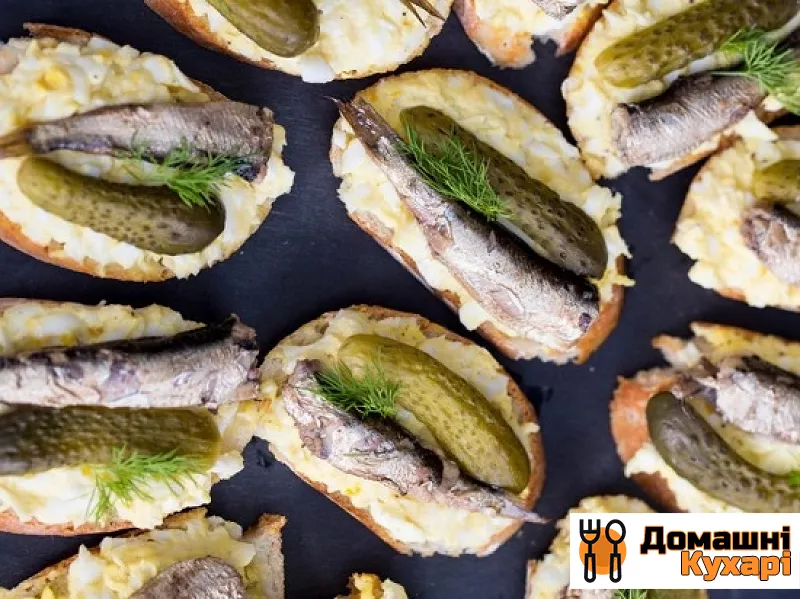 Бутерброди зі шпротами і солоним огірком - фото крок 4