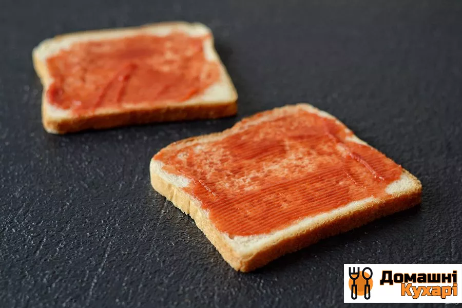 Бутерброди в вафельниці з сиром і кетчупом - фото крок 2