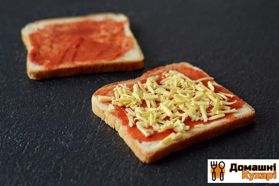 Бутерброди в вафельниці з сиром і кетчупом - фото крок 3