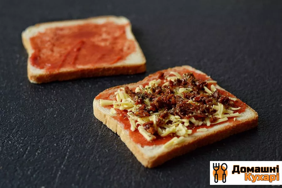 Бутерброди в вафельниці з сиром і кетчупом - фото крок 4