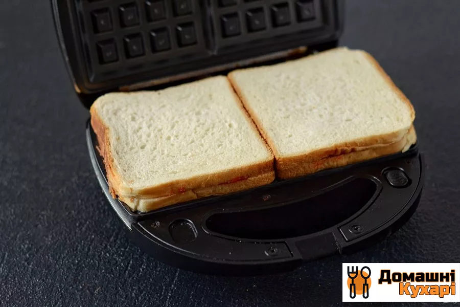 Бутерброди в вафельниці з сиром і кетчупом - фото крок 5