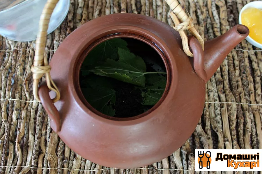 Чай з листям смородини - фото крок 2