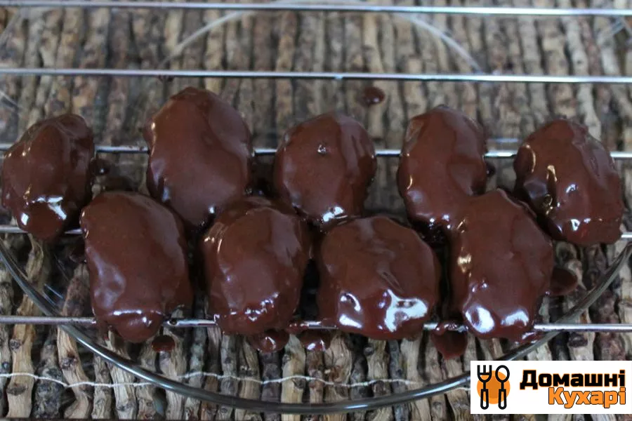 Чорнослив з горіхом в шоколаді - фото крок 7