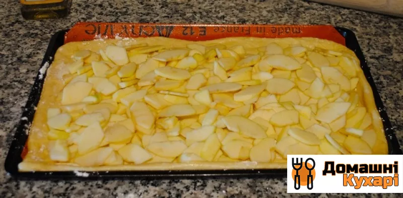Дріжджовий пиріг з яблуками і брусницею - фото крок 4