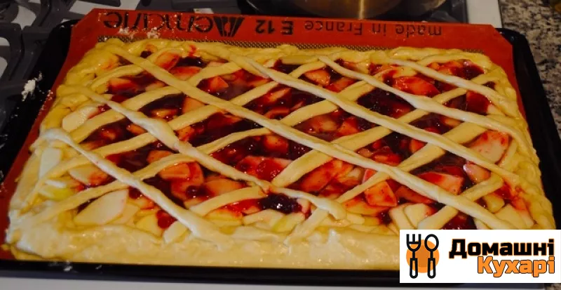 Дріжджовий пиріг з яблуками і брусницею - фото крок 10